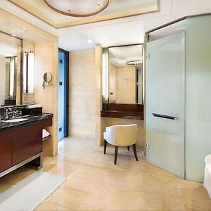 Standard King Room Lounge Access